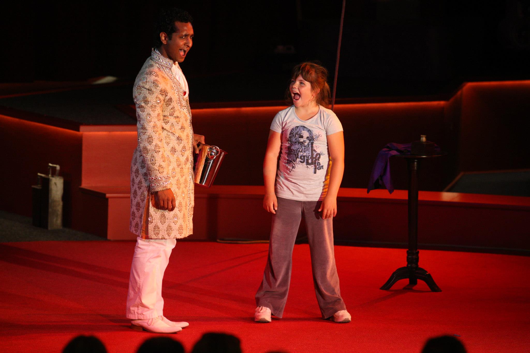 Sudesh met kind-vrijwilliger